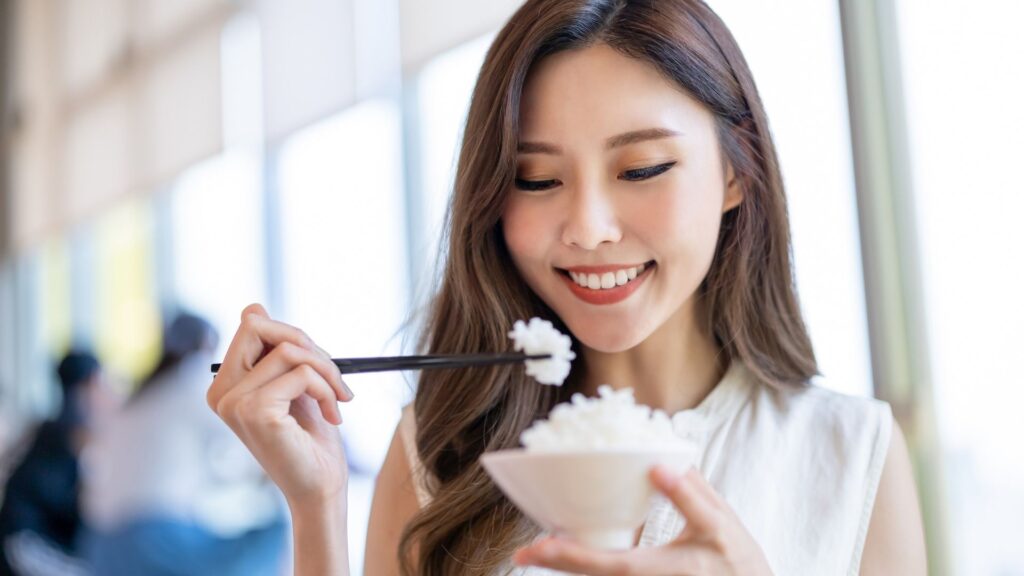 ご飯を食べる女性