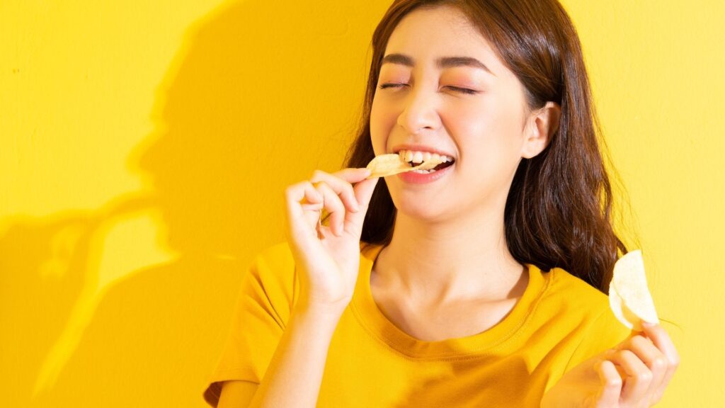 食べる女性