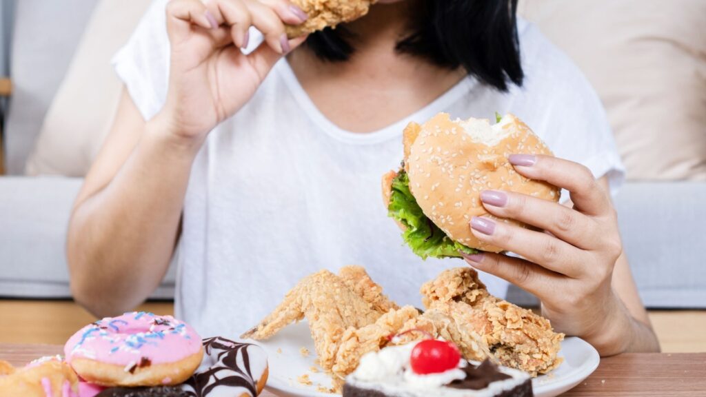 食べる女性