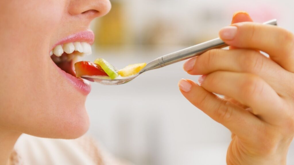 食べる女性