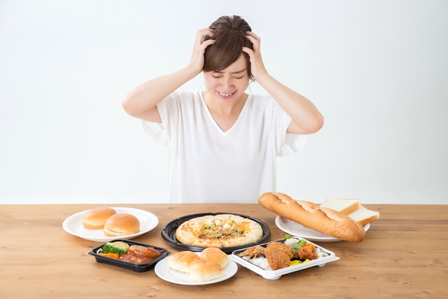 頭を抱える女性