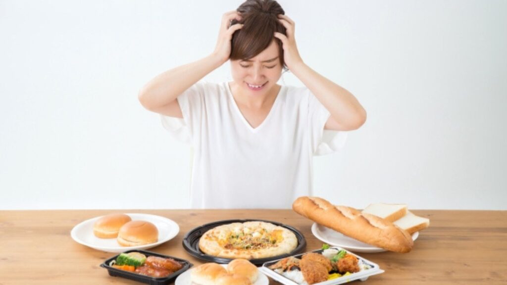 頭を抱える女性