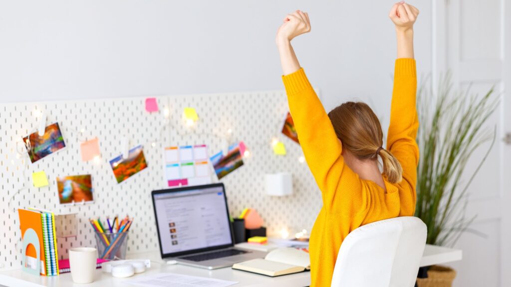 バンザイして喜ぶ女性