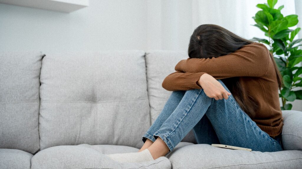 落ちこむ女性