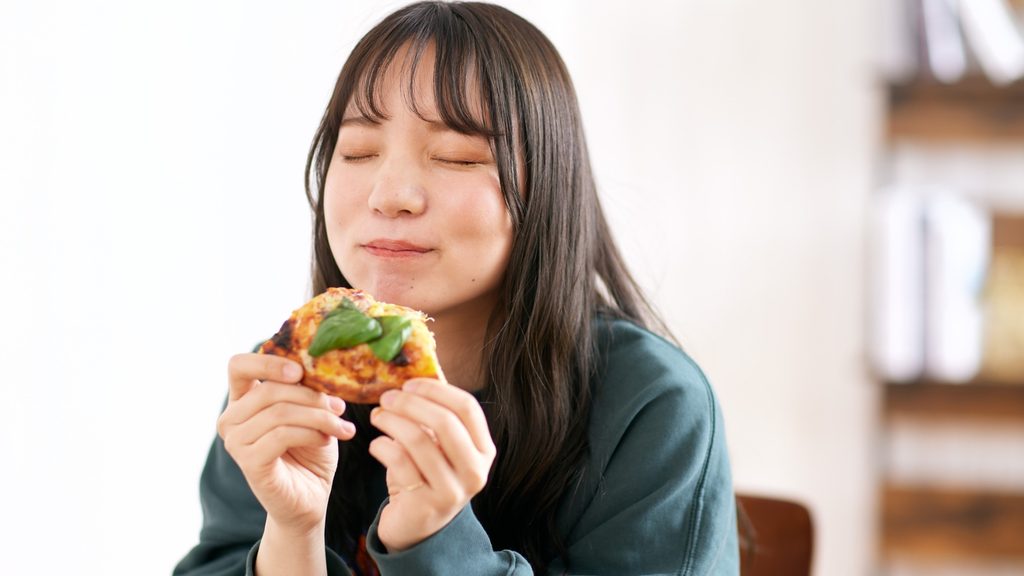 安心して食べる女性
